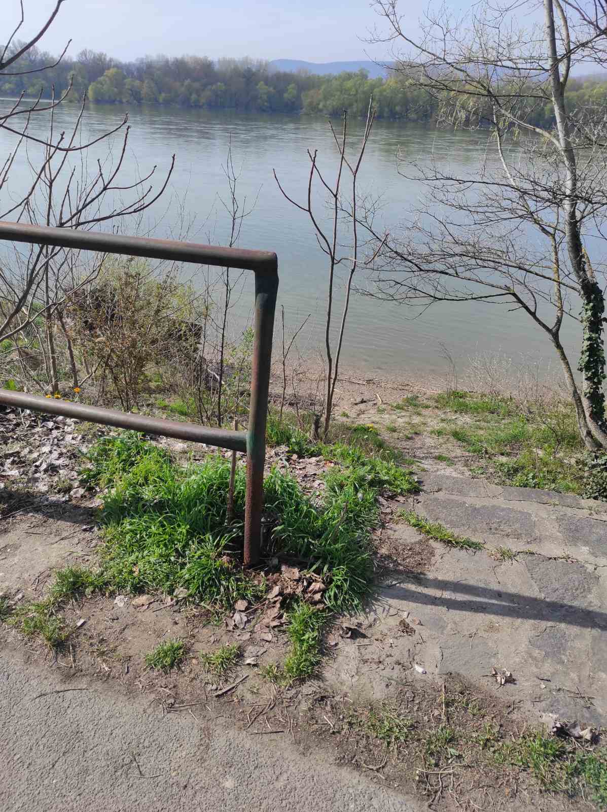 Korlát hegesztés Duna part